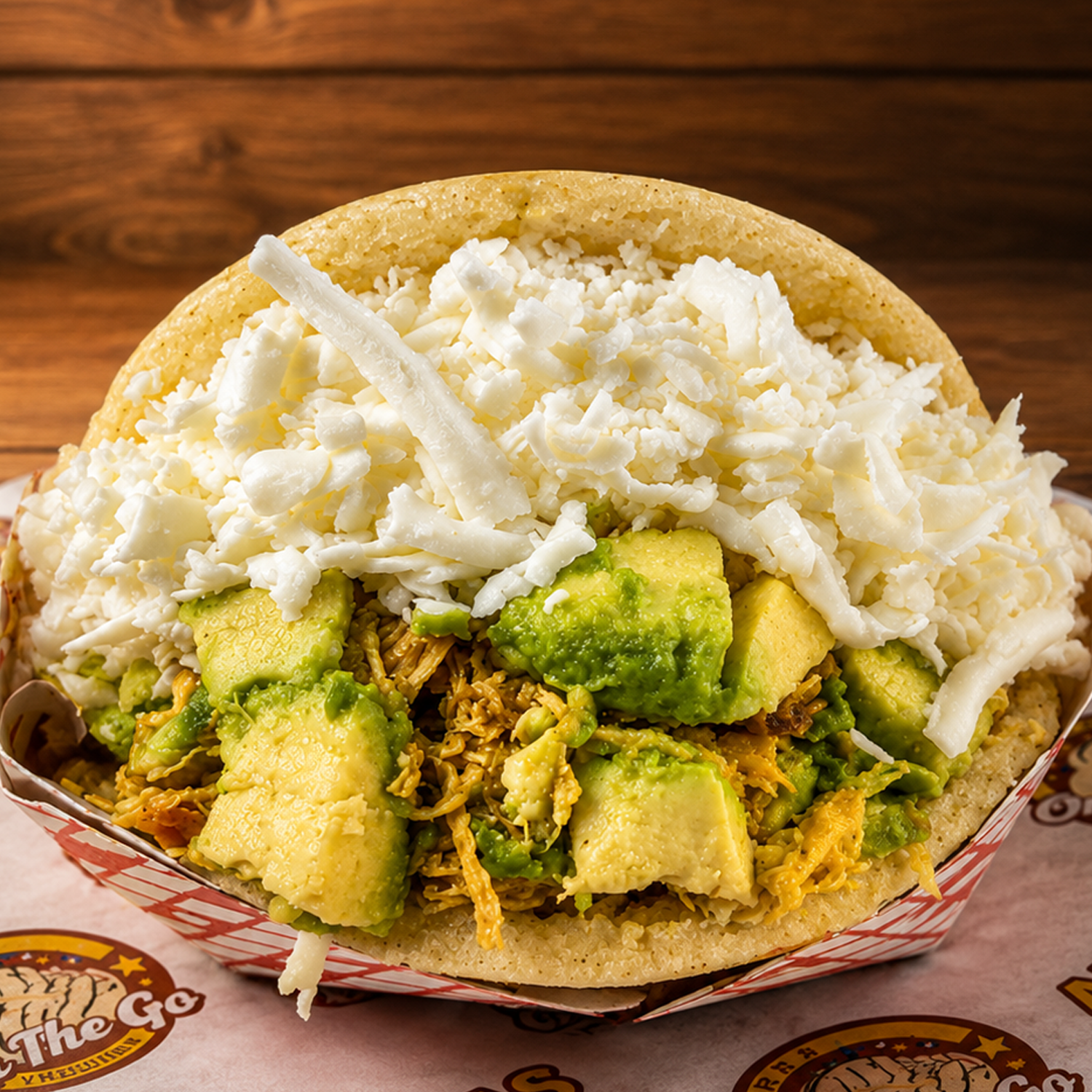 Arepa Reina Pepiada venezolana con pollo mechado y aguacate
